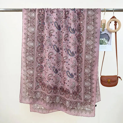 Foulard fleuri noué dans les cheveux – look bohème chic