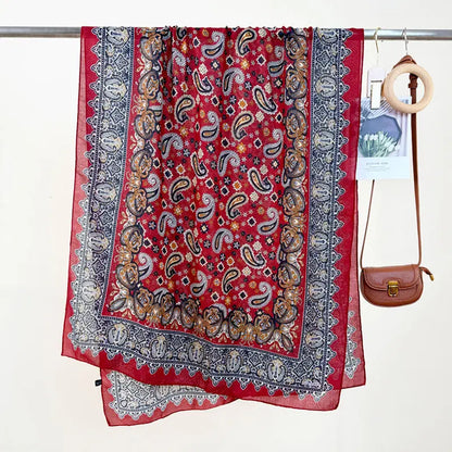 Foulard fleuri tendance 2025 – accessoire mode femme chic