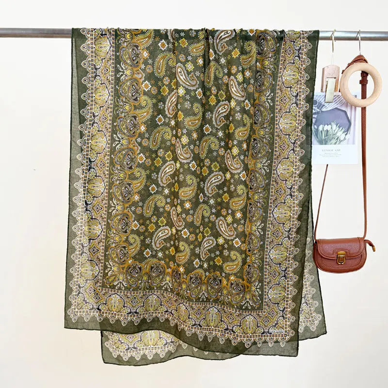 Foulard à motifs fleurs porté en paréo – style estival féminin