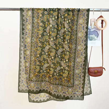 Foulard à motifs fleurs porté en paréo – style estival féminin