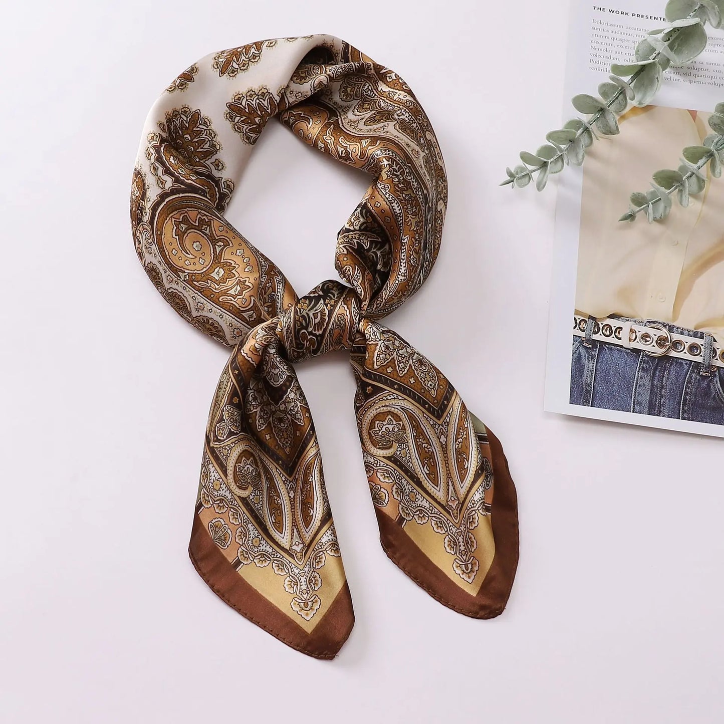 Foulard carré en satin 70x70 cm – léger et doux pour un style estival