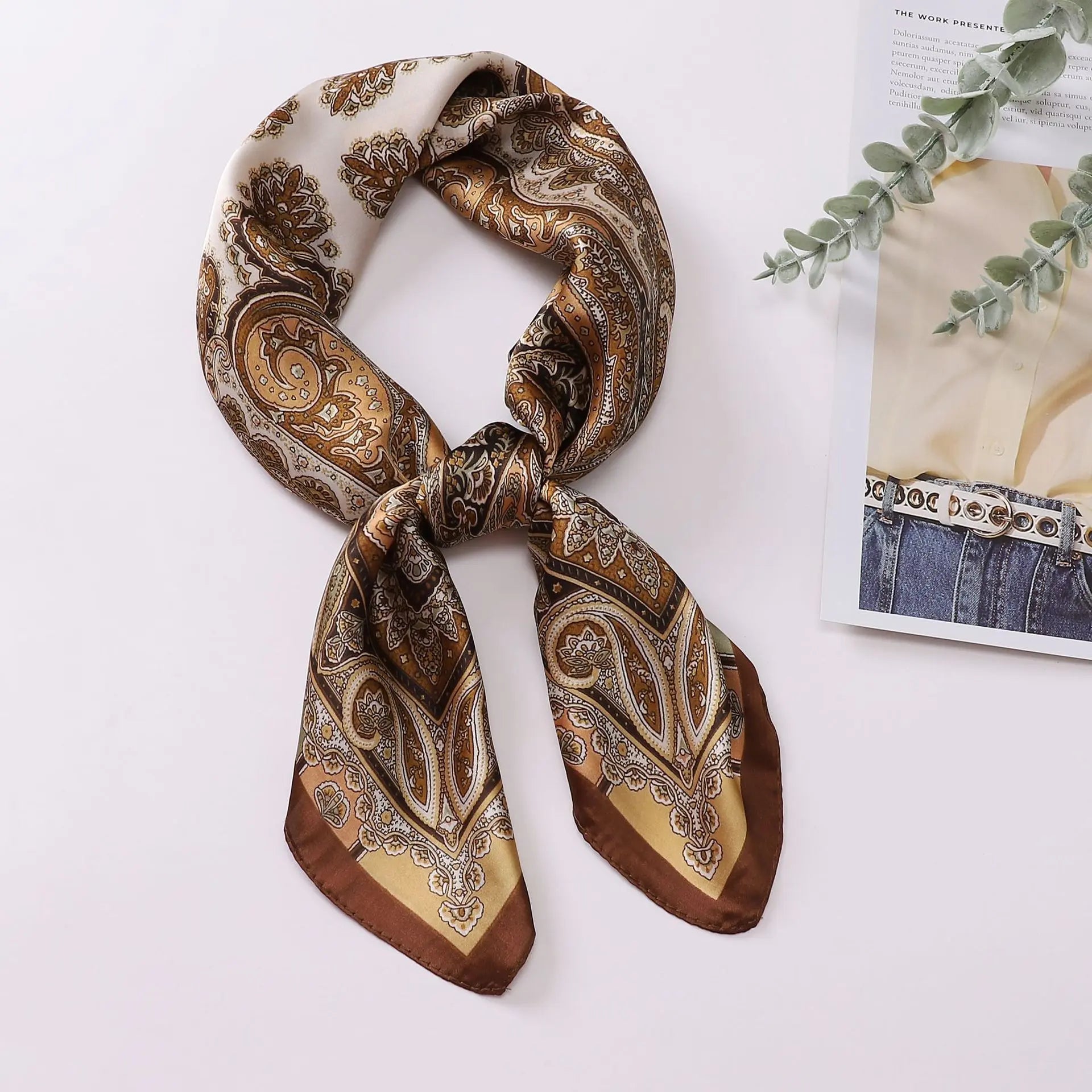 Foulard carré en satin 70x70 cm – léger et doux pour un style estival
