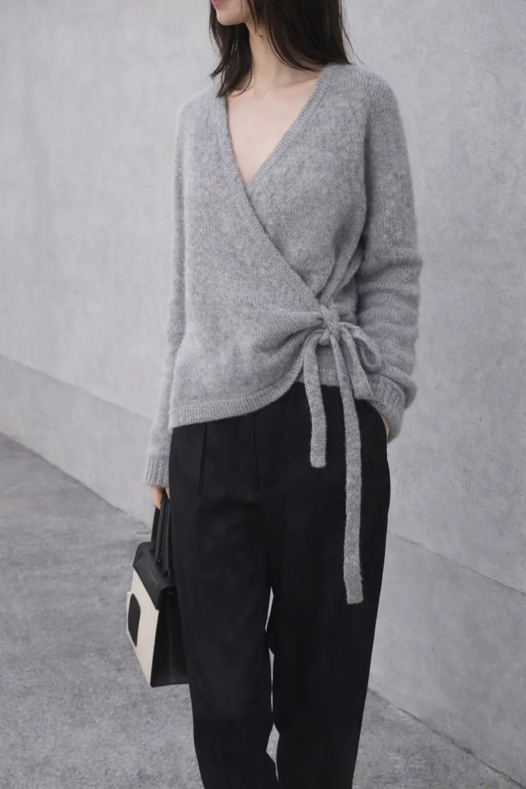 Gilet femme col V croisé gris élégant pour la mi-saison – secretbombe