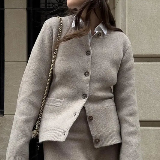Cardigan femme col rond boutonné noir style chic et intemporel – secretbombe