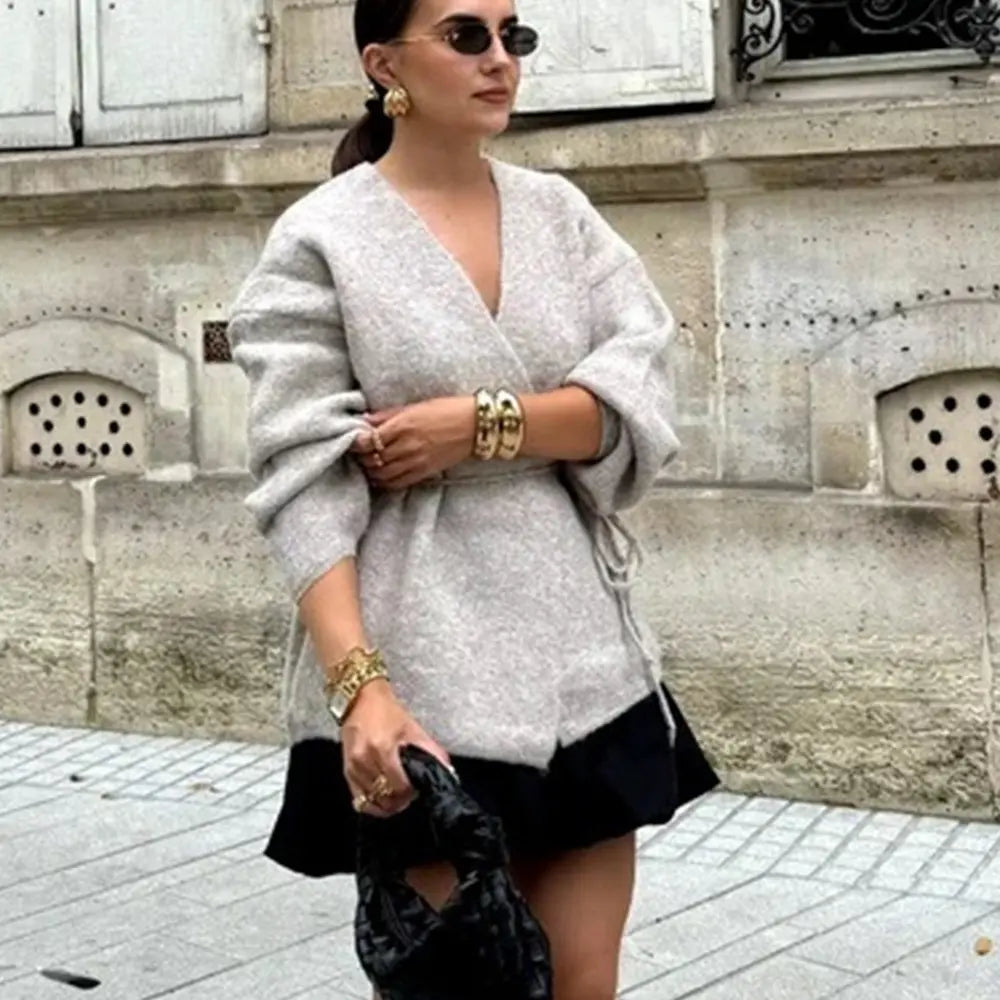 Cardigan cache-cœur femme gris clair porté en ville style chic décontracté - SecretBombe