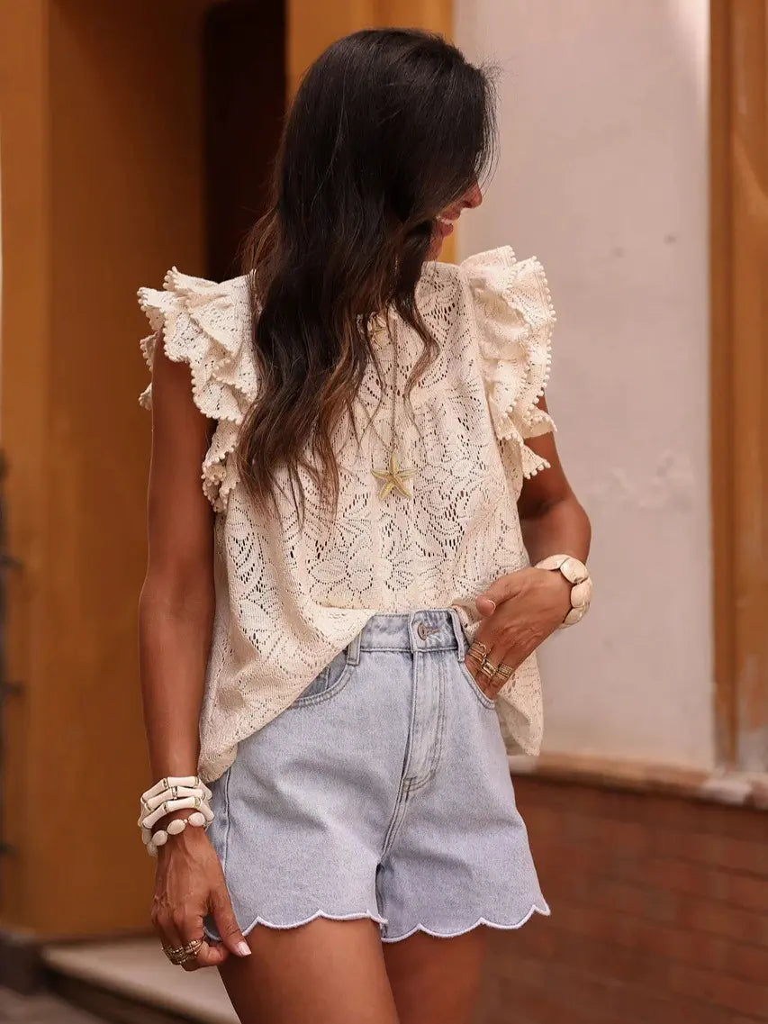 Haut beige en dentelle avec manches volantées porté avec un short