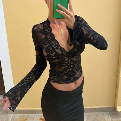Top noir en dentelle transparente, coupe ajustée et style élégant