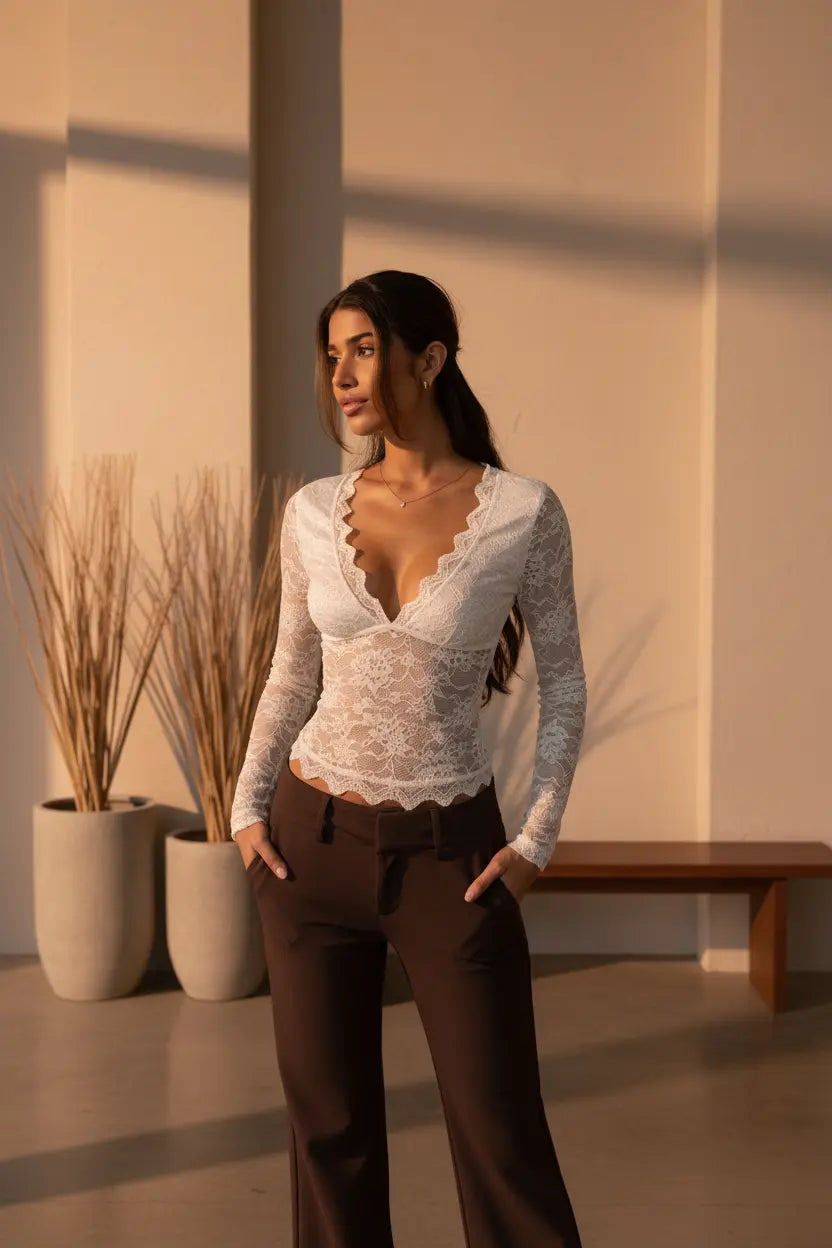 Top femme en dentelle blanche à manches longues et col V élégant | SecretBombe