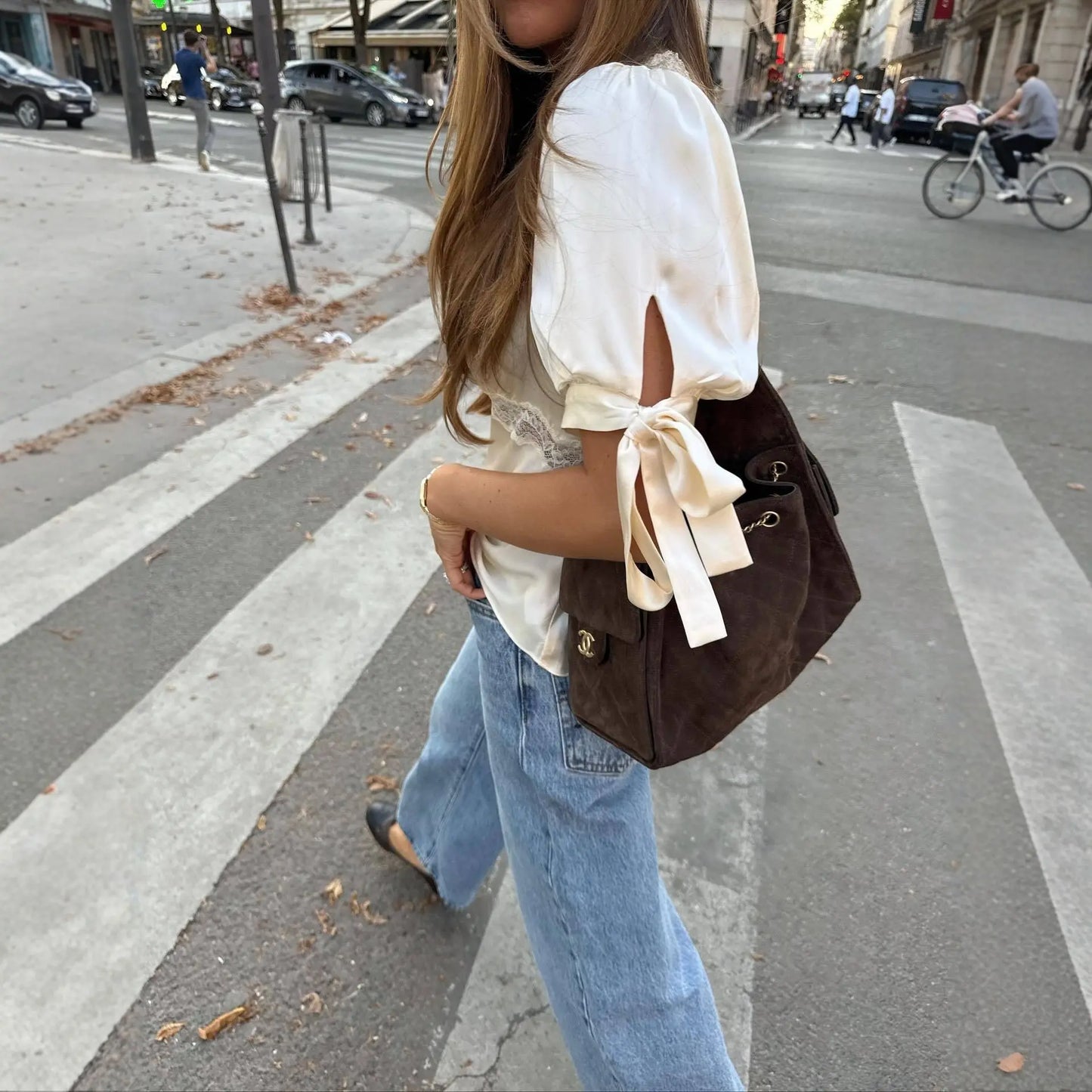 Haut satiné blanc avec col en V et finitions en dentelle