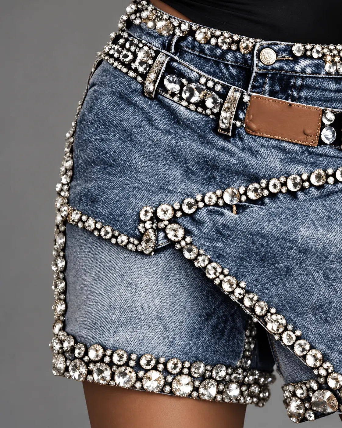 Détail des ornements argentés du short-jupe denim femme SecretBombe