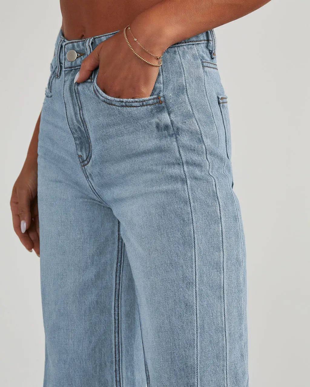 Détail de la taille basse du jean bleu clair femme SecretBombe