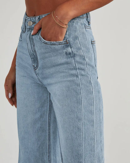 Détail de la taille basse du jean bleu clair femme SecretBombe
