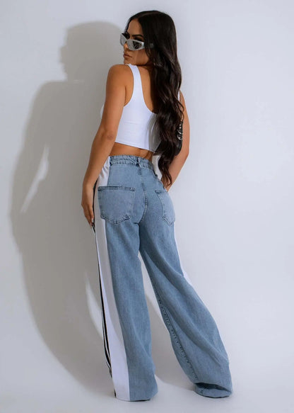 Jean femme tendance 2025 avec bandes fantaisie latérales, coupe large taille haute