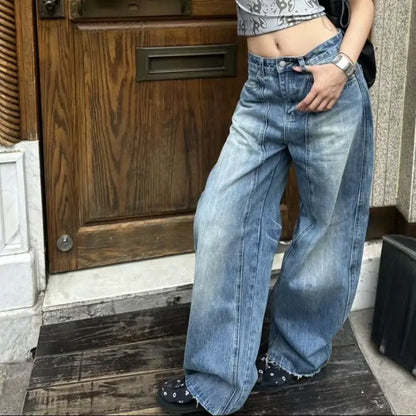 Jean large femme bleu délavé pour un look urbain SecretBombe
