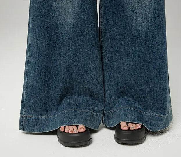Détail du bas du jean femme bleu foncé à jambes larges SecretBombe