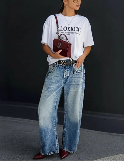 Jean bleu femme coupe loose effet délavé, mode streetwear chic.