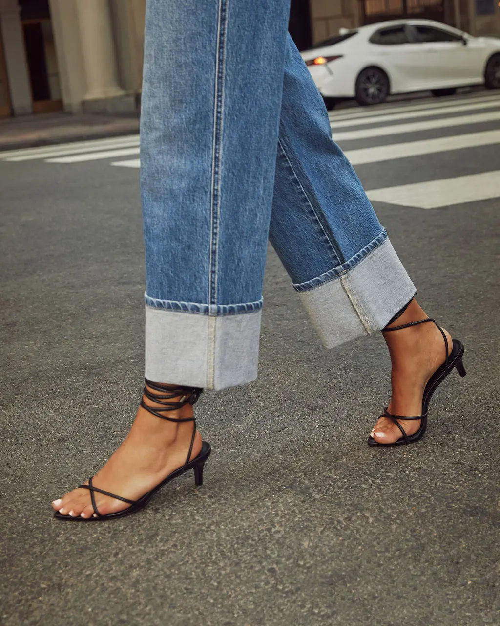 Jean femme coupe droite straight-leg, taille haute, détails revers contrastés