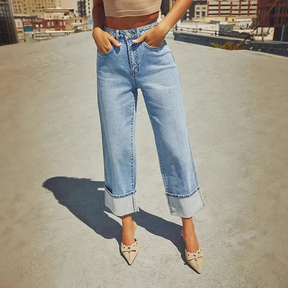 Jean femme coupe droite straight-leg, taille haute, détails revers contrastés