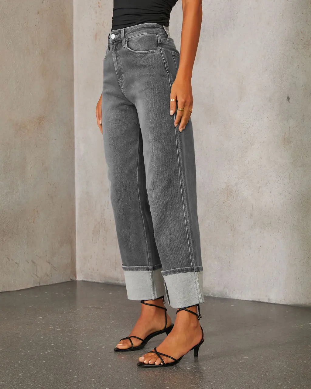 Jean femme coupe droite straight-leg, taille haute, détails revers contrastés