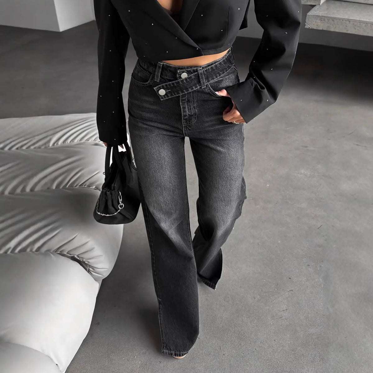 Jean femme noir délavé à taille asymétrique SecretBombe