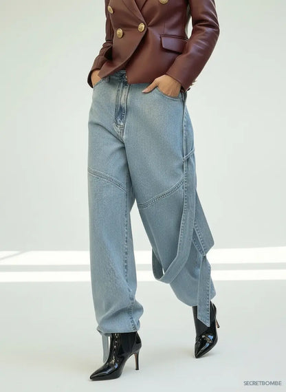 : Jean oversize femme avec bottines à talons aiguilles vernis bordeaux et fond magazine fashion – secretbombe