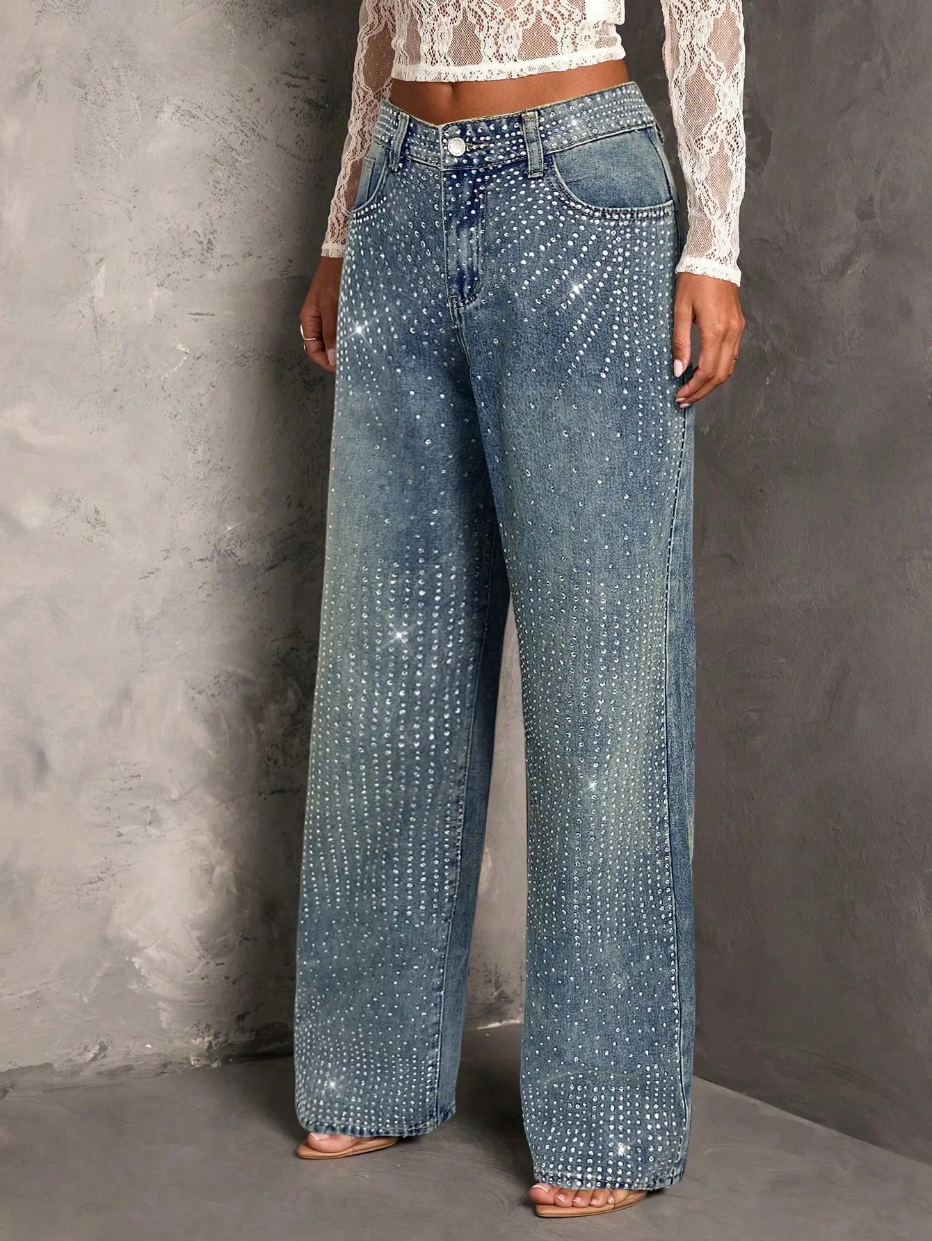 Jean denim bleu à jambes larges avec détails scintillants, idéal pour un look chic et moderne – SecretBombe.