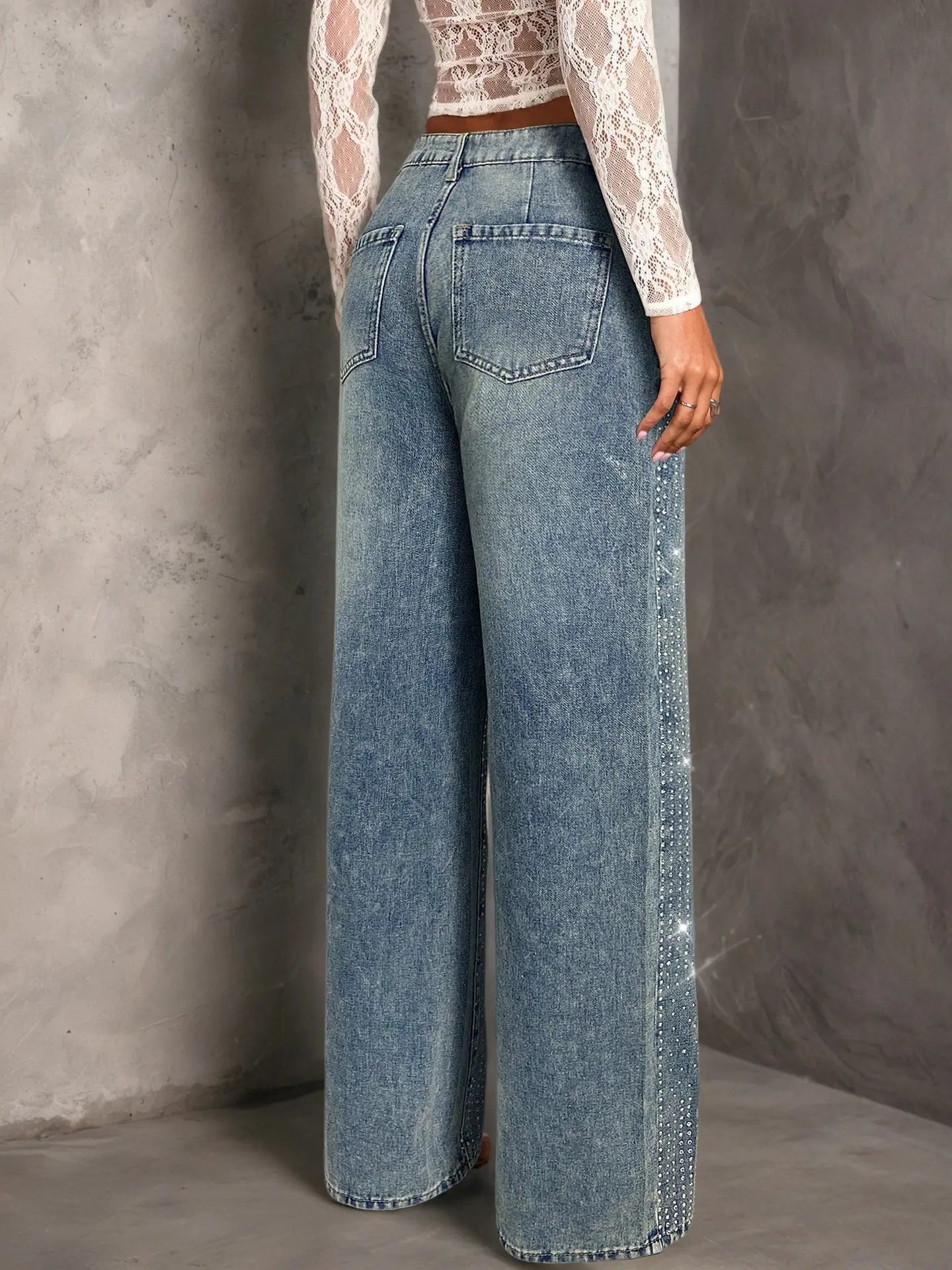 Jean wide leg femme avec finition en strass, parfait pour une tenue glamour et décontractée – SecretBombe.