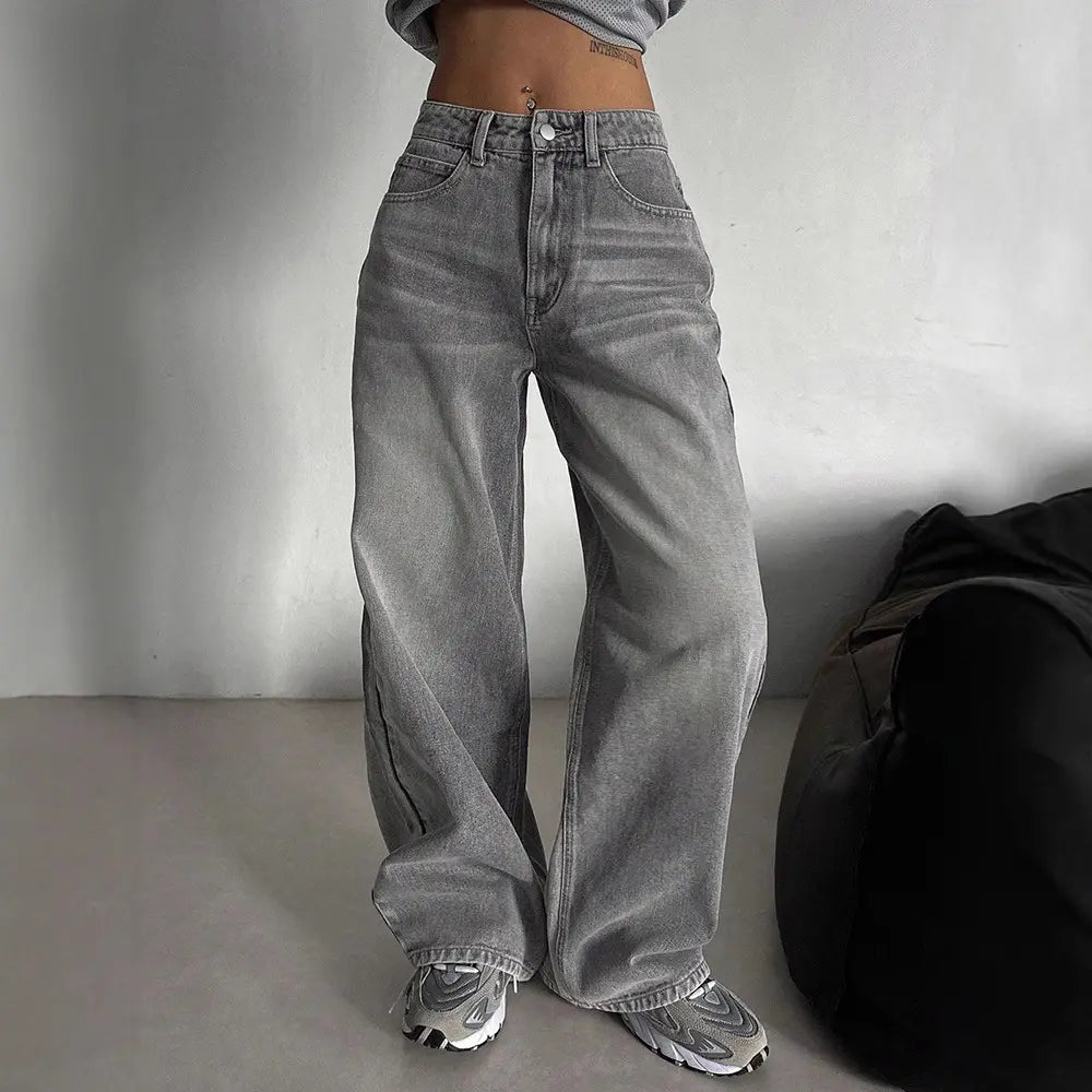 Tenue casual avec jean large gris fumé et haut blanc