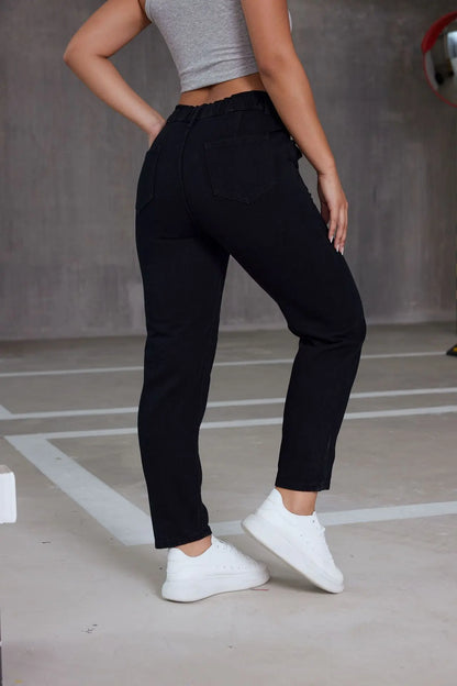 Jean mom noir femme, coupe ample aux hanches et fuselée aux chevilles, style vintage moderne