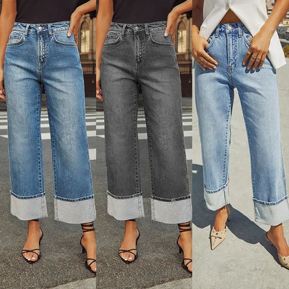 Jean femme coupe droite straight-leg, taille haute, détails revers contrastés