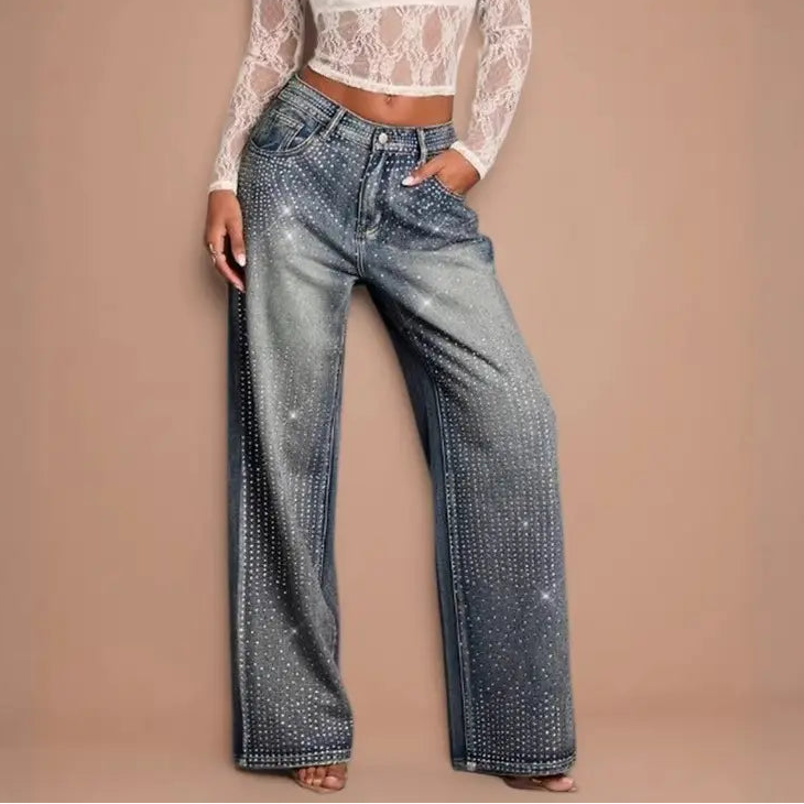 Jean taille haute bleu décoré de strass sur toute la longueur, associé à un top en dentelle blanche – SecretBombe.