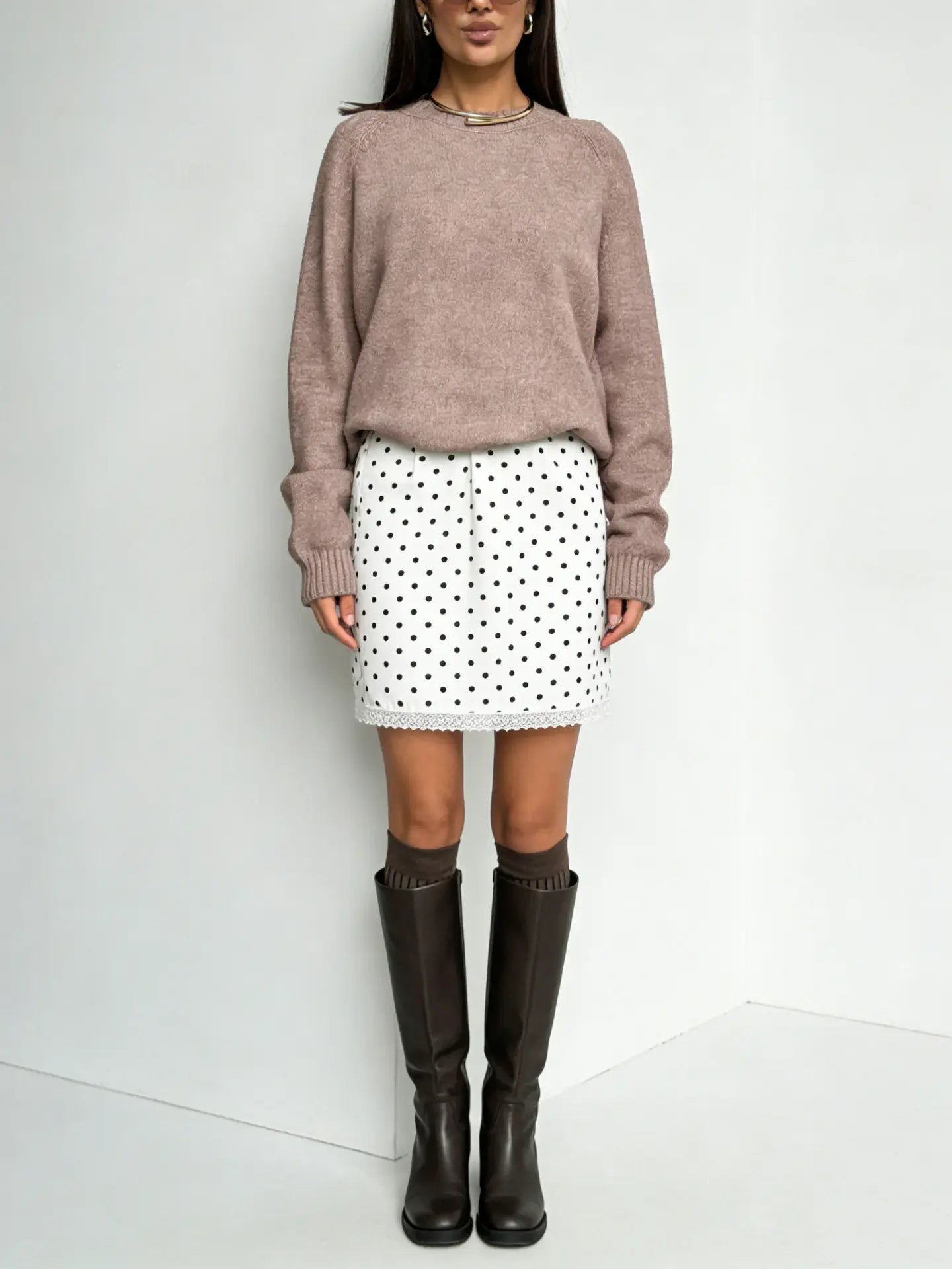 Jupe blanche à pois noir femme SecretBombe portée dans un look tendance