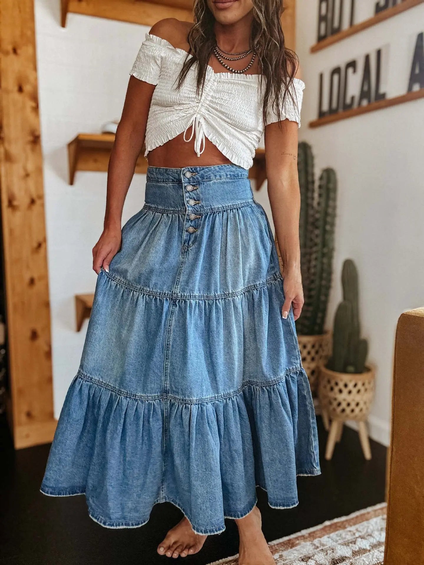 Jupe bleu denim mi-longue avec fermeture boutons, look tendance et confortable