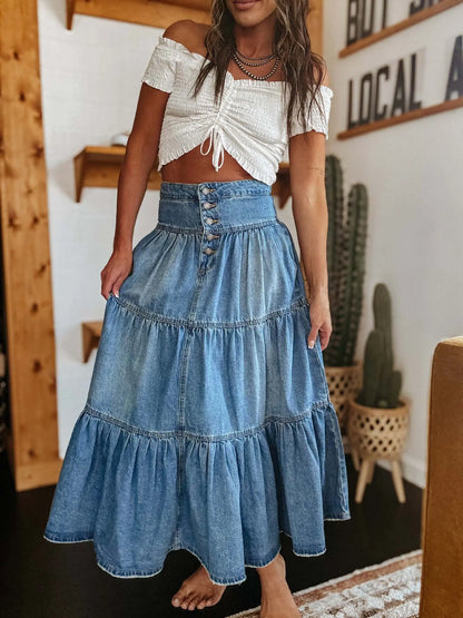 Jupe bleu denim mi-longue avec fermeture boutons, look tendance et confortable