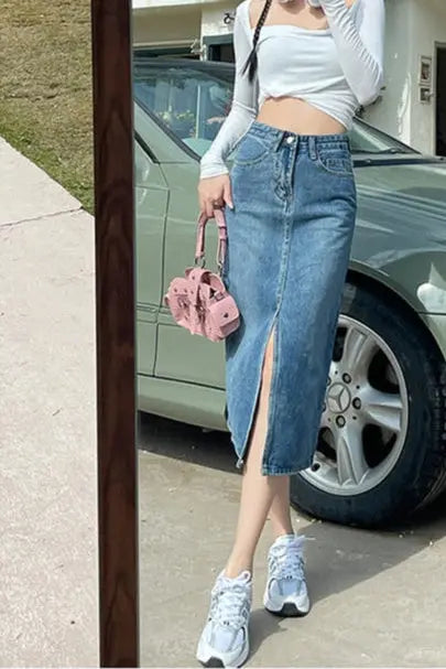 Jupe streetwear chic bleu en coton, mi-longue, légèrement évasée, confortable et tendance
