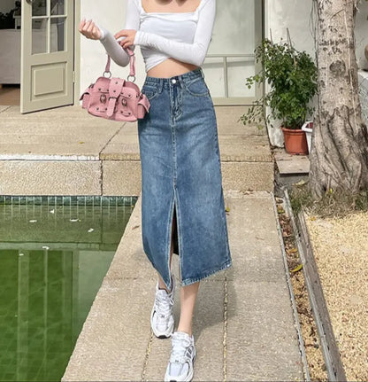 Jupe mi-longue évasée en denim bleu, style streetwear, couture plissée et look moderne
