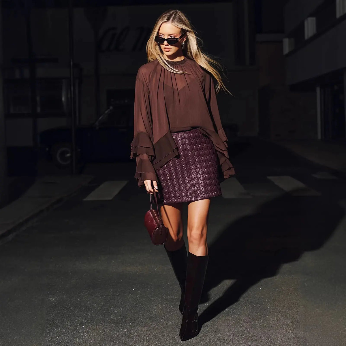 Jupe mini bordeaux femme SecretBombe portée avec bottes hautes pour un look tendance