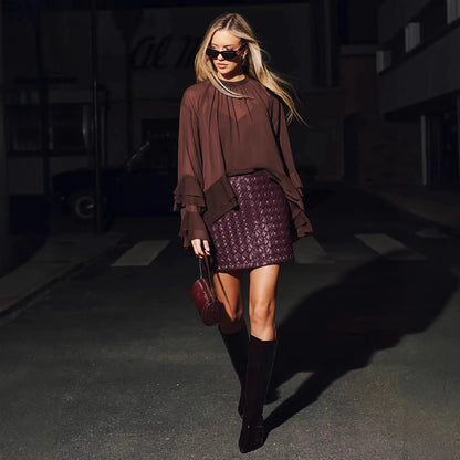 Jupe mini bordeaux femme SecretBombe portée avec bottes hautes pour un look tendance