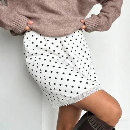 Jupe blanche à pois noirs femme SecretBombe portée avec bottes hautes