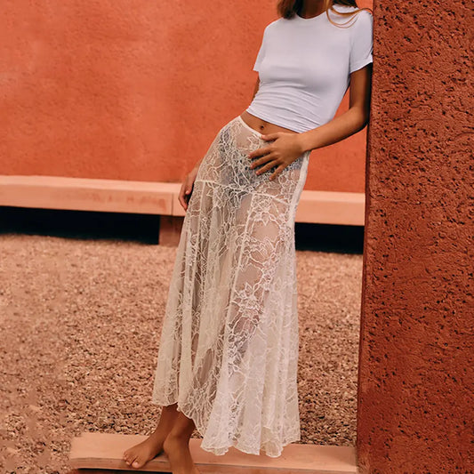 Jupe blanche en dentelle transparente, coupe basse, finitions ajourées raffinées, look romantique, audacieux et tendance, confortable à porter
