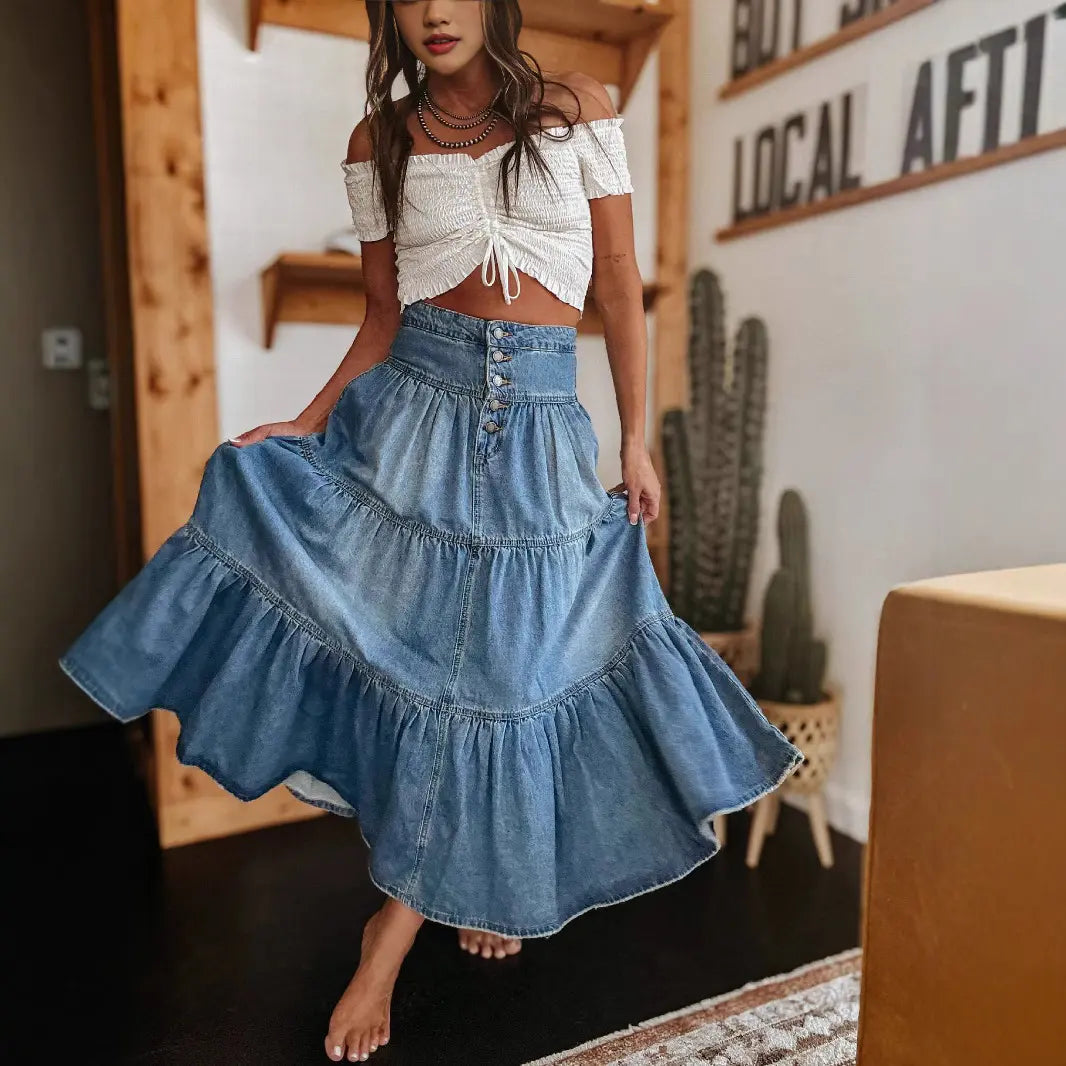 Jupe mi-longue en denim bleu, détails boutons et volants, style casual chic