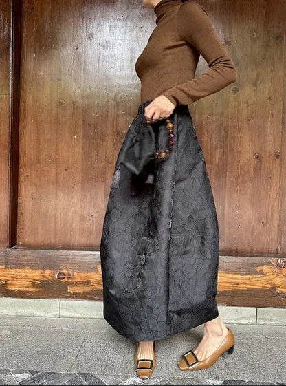 Jupe évasée chic urbaine en tissu texturé, coloris beige et noir, poches intégrées