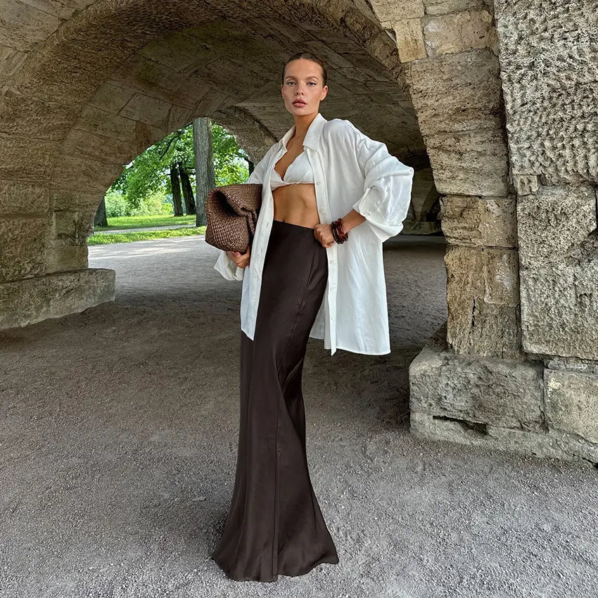 Jupe longue chocolat, satin mat épais, effet fluide, élégante et moderne