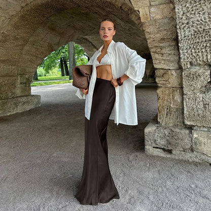 Jupe longue chocolat, satin mat épais, effet fluide, élégante et moderne