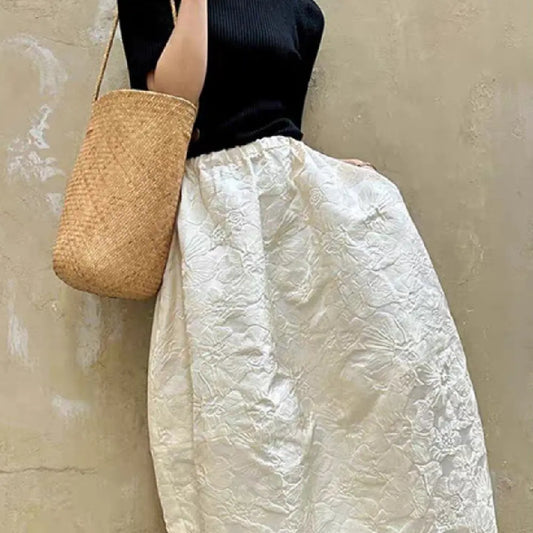 Jupe chic urbaine mi-longue, tissu texturé à motifs, poches latérales discrètes