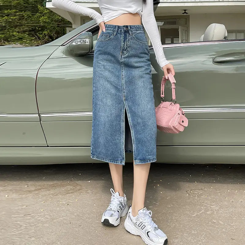 Jupe bleu streetwear mi-longue en coton, coupe évasée, confortable, couture plissée, look chic et moderne
