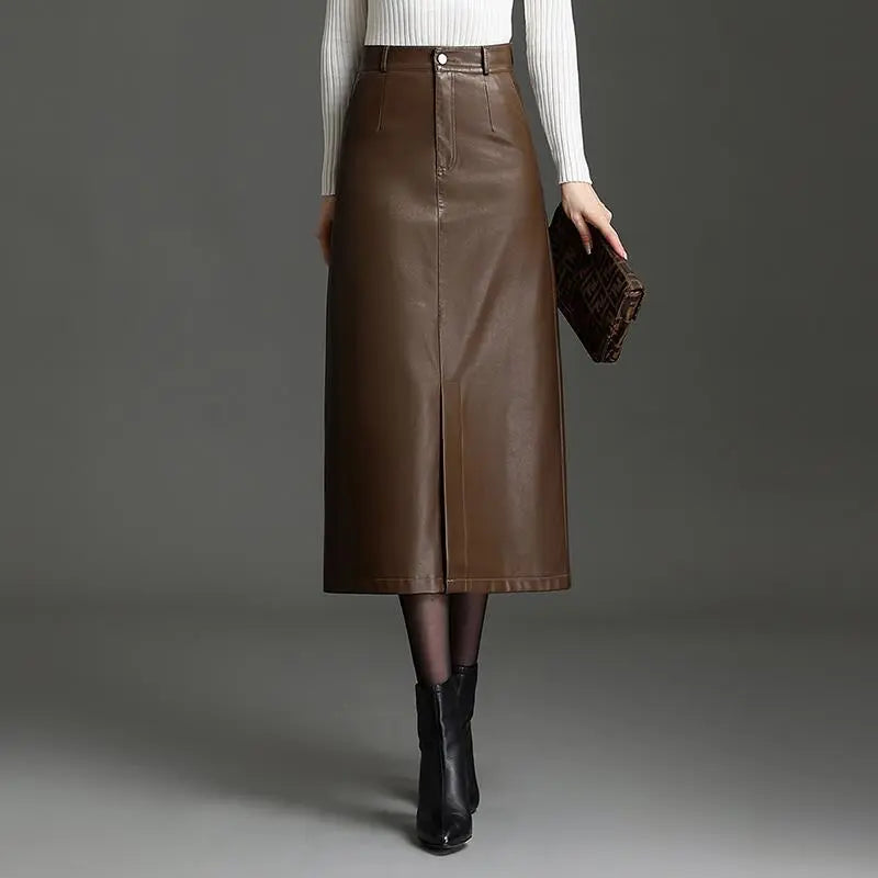 Jupe longue marron en cuir vegan femme SecretBombe portée dans un look élégant