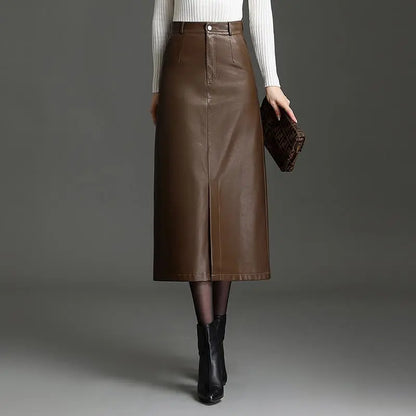 Jupe longue marron en cuir vegan femme SecretBombe portée dans un look élégant
