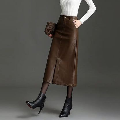 Jupe longue marron en cuir vegan femme SecretBombe portée avec bottes noires