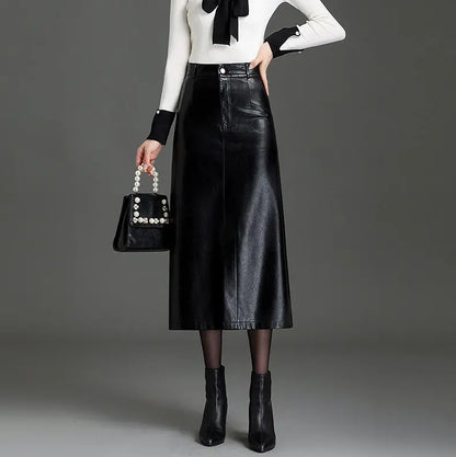 Jupe midi noire en cuir vegan femme SecretBombe portée avec bottines noires